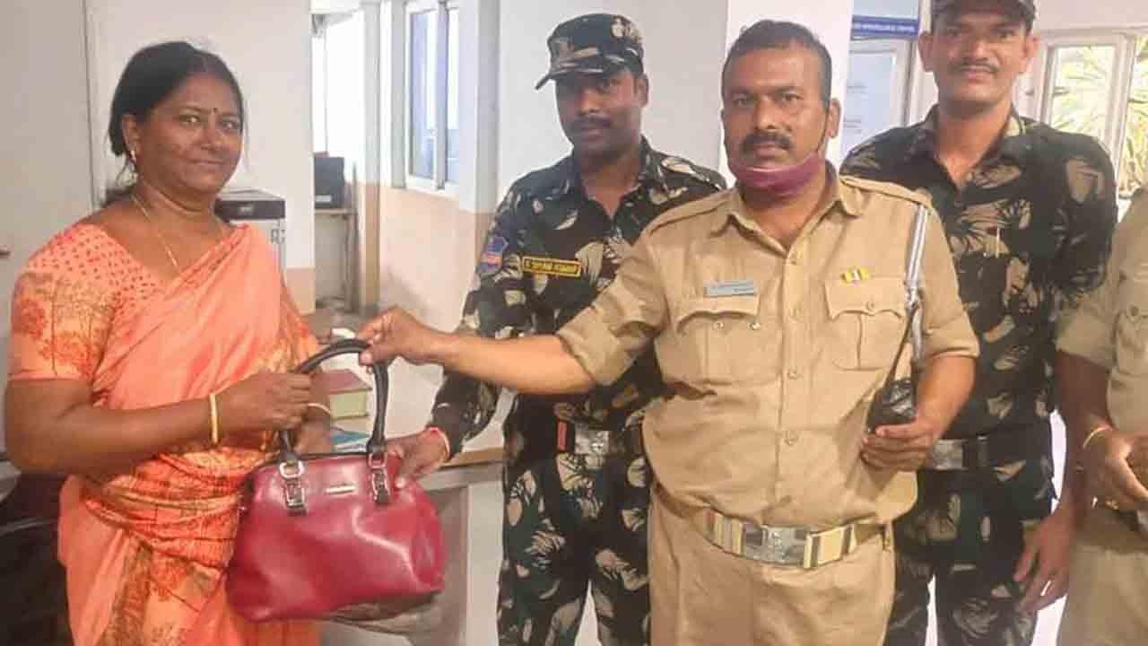 బ్యాగులో బంగారం.. నిజాయితీ చాటుకున్న హైదరాబాద్ పోలీసులు బ్యాగులో బంగారం.. నిజాయితీ చాటుకున్న హైదరాబాద్ పోలీసులు
