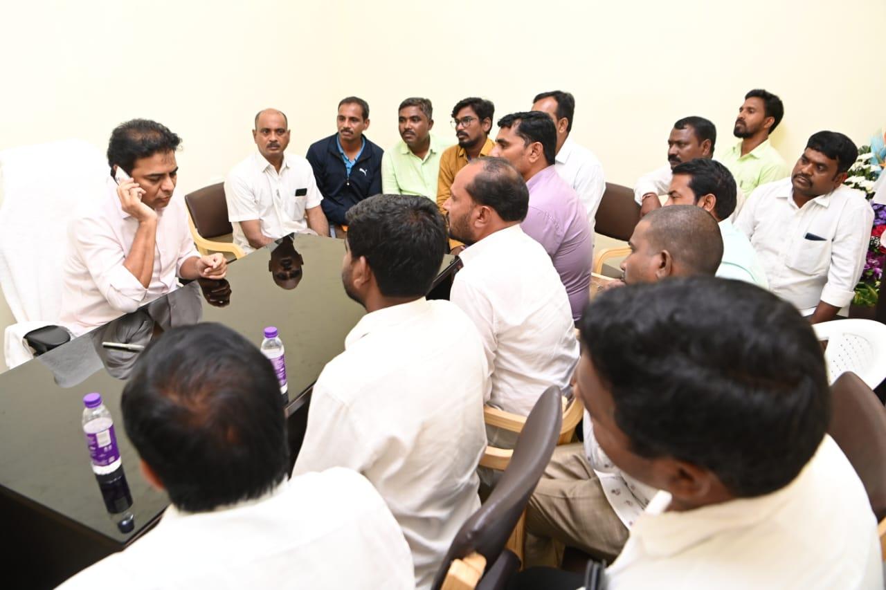 వీఆర్ఏల అసెంబ్లీ ముట్టడి ఉద్రిక్తం.. కేటీఆర్తో VRAల భేటి.. డిమాండ్లకు ఓకే? వీఆర్ఏల అసెంబ్లీ ముట్టడి ఉద్రిక్తం.. కేటీఆర్తో VRAల భేటి.. డిమాండ్లకు ఓకే?