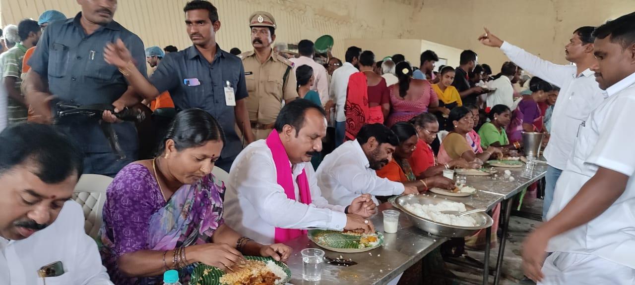 గులాబీ జెండా నీడలోనే ప్రజా సంక్షేమం: మంత్రి జగదీష్ రెడ్డి గులాబీ జెండా నీడలోనే ప్రజా సంక్షేమం: మంత్రి జగదీష్ రెడ్డి