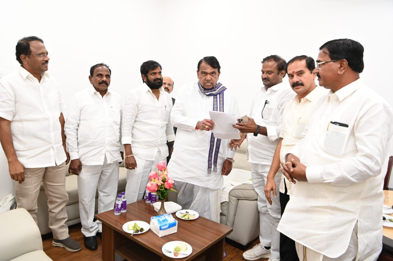 వైయస్ షర్మిలపై స్పీకర్కు ఫిర్యాదు చేసిన ఎమ్మెల్యేలు.. ప్రివిలేజ్ కమిటీకి సిఫారసు? వైయస్ షర్మిలపై స్పీకర్కు ఫిర్యాదు చేసిన ఎమ్మెల్యేలు.. ప్రివిలేజ్ కమిటీకి సిఫారసు?