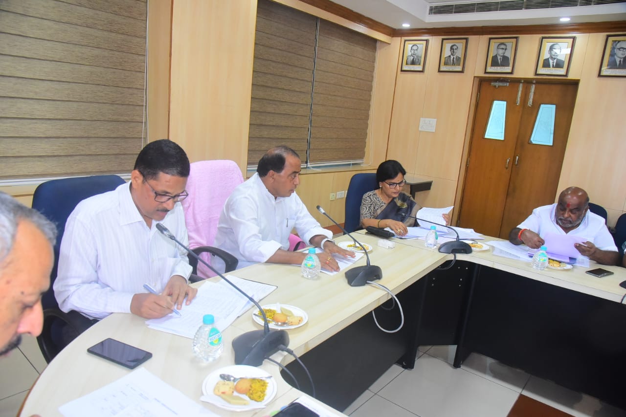 పోడు భూముల సమస్య శాశ్వత పరిష్కారానికి ప్రభుత్వం కృషి: మంత్రి ఇంద్రకరణ్ రెడ్డి పోడు భూముల సమస్య శాశ్వత పరిష్కారానికి ప్రభుత్వం కృషి: మంత్రి ఇంద్రకరణ్ రెడ్డి