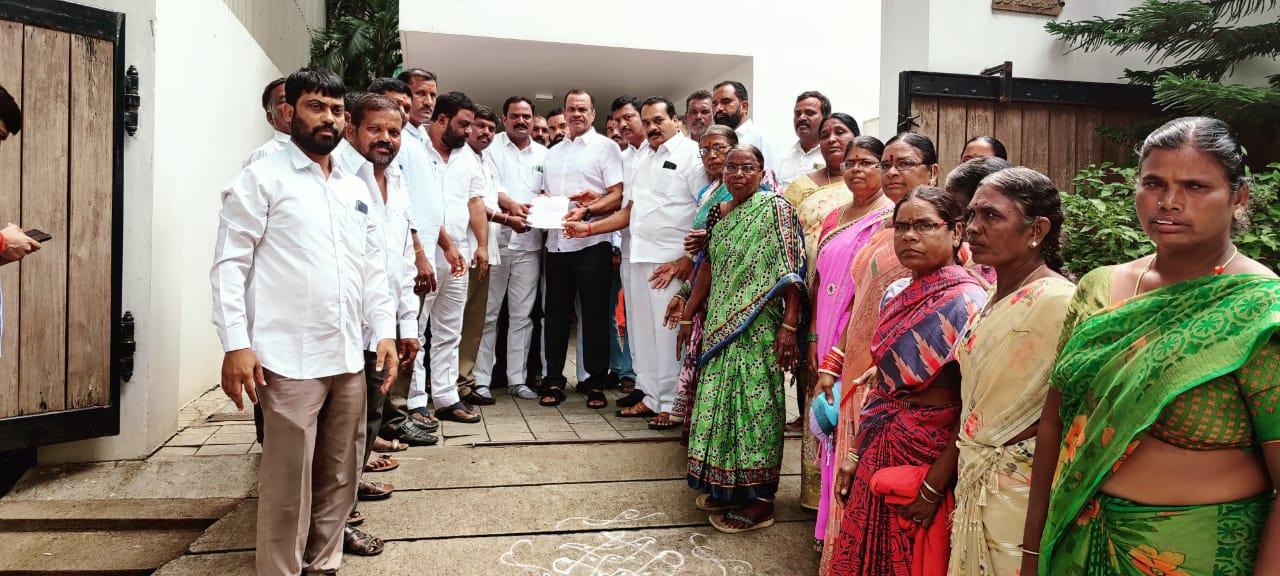 భూనిర్వాసితుల న్యాయం కోసం 72గంటల దీక్ష: ఎంపీ కోమటిరెడ్డి భూనిర్వాసితుల న్యాయం కోసం 72గంటల దీక్ష: ఎంపీ కోమటిరెడ్డి