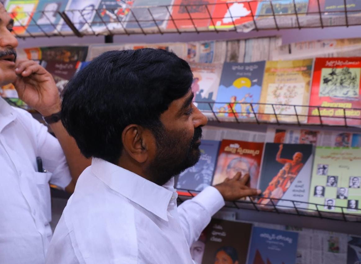 పుస్తక ప్రదర్శన ప్రారంభించిన మంత్రి జగదీష్ రెడ్డి పుస్తక ప్రదర్శన ప్రారంభించిన మంత్రి జగదీష్ రెడ్డి