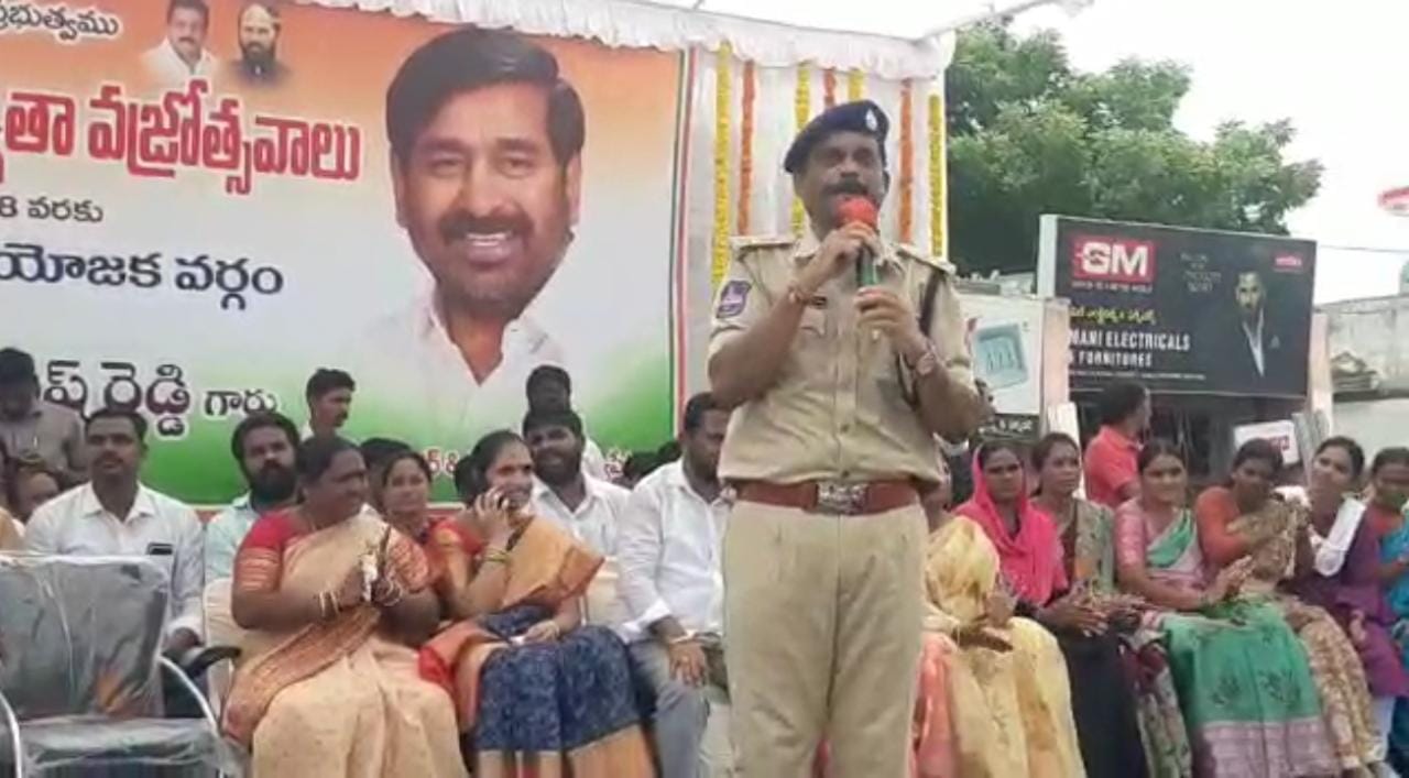 చర్చనీయాంశంగా సూర్యాపేట ఎస్పీ శైలి!.. విద్యార్థులతో మంత్రికి జయహో(VIDEO) చర్చనీయాంశంగా సూర్యాపేట ఎస్పీ శైలి!.. విద్యార్థులతో మంత్రికి జయహో(VIDEO)