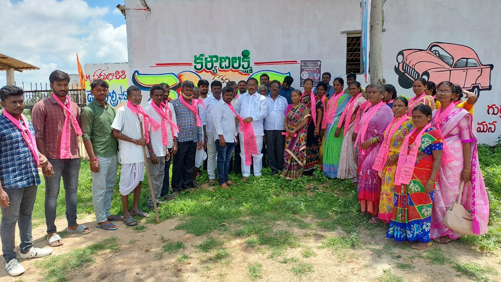 టీఆర్ఎస్లో చేరిన 30 కాంగ్రెస్ కుటుంబాలు టీఆర్ఎస్లో చేరిన 30 కాంగ్రెస్ కుటుంబాలు