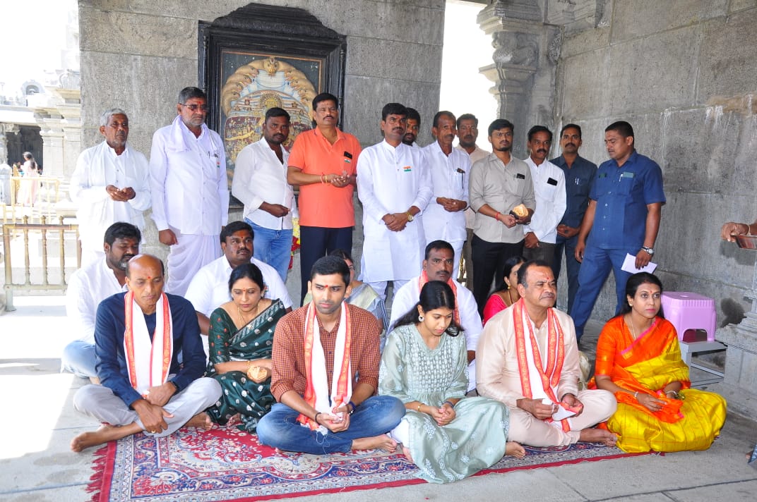 యాదాద్రిని సందర్శించిన కోమటి రెడ్డి కుటుంబం యాదాద్రిని సందర్శించిన కోమటి రెడ్డి కుటుంబం