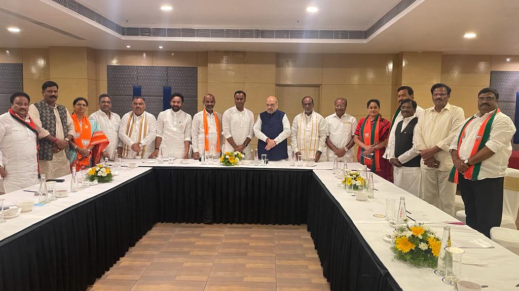 బీజేపీ నేతలతో అమిత్ షా భేటీ.. మునుగోడు వ్యూహాలపై కసరత్తు బీజేపీ నేతలతో అమిత్ షా భేటీ.. మునుగోడు వ్యూహాలపై కసరత్తు
