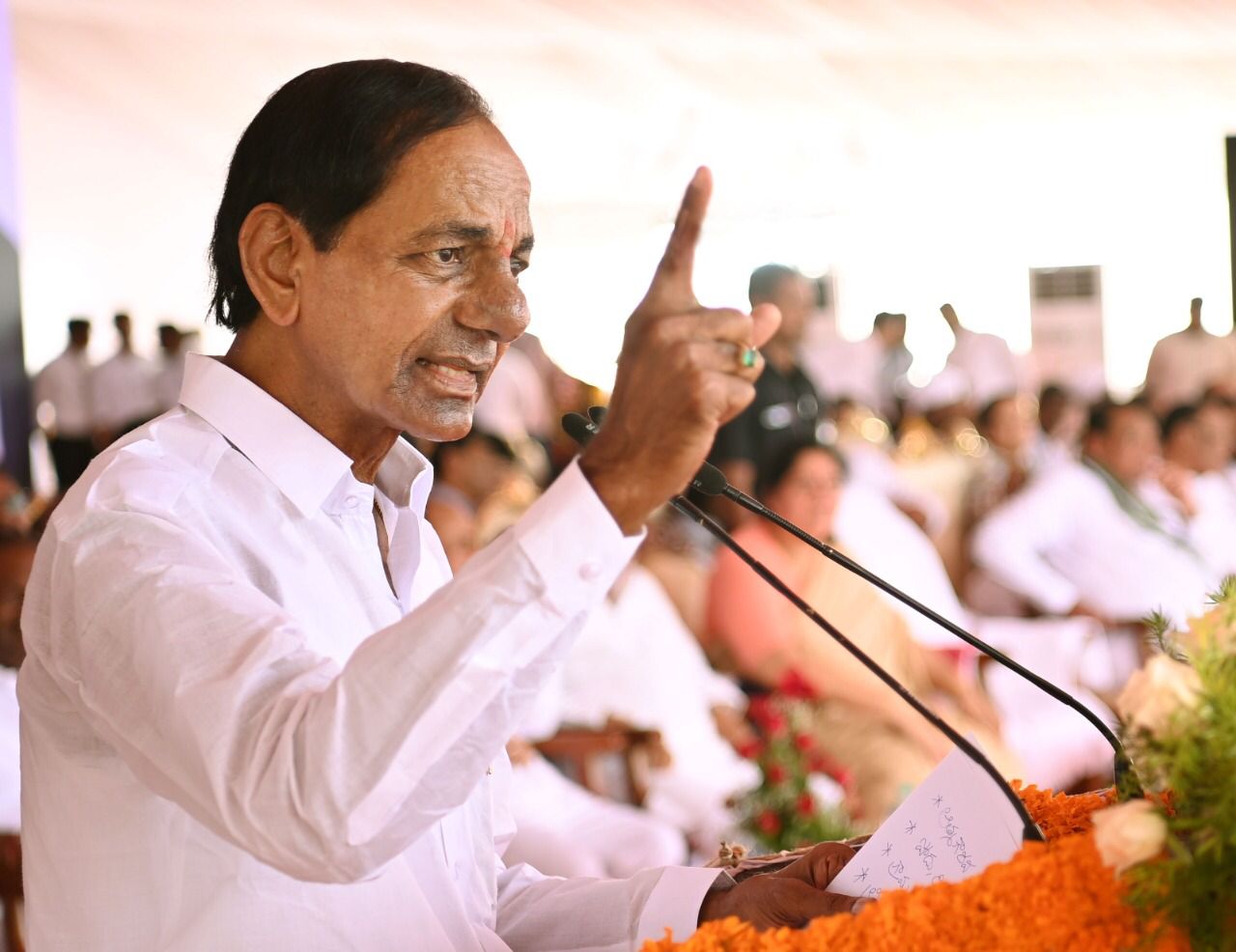 గిరిజనులకు 10% రిజర్వేషన్.. త్వరలో గిరిజన బంధు: సీఎం కేసీఆర్ గిరిజనులకు 10% రిజర్వేషన్.. త్వరలో గిరిజన బంధు: సీఎం కేసీఆర్