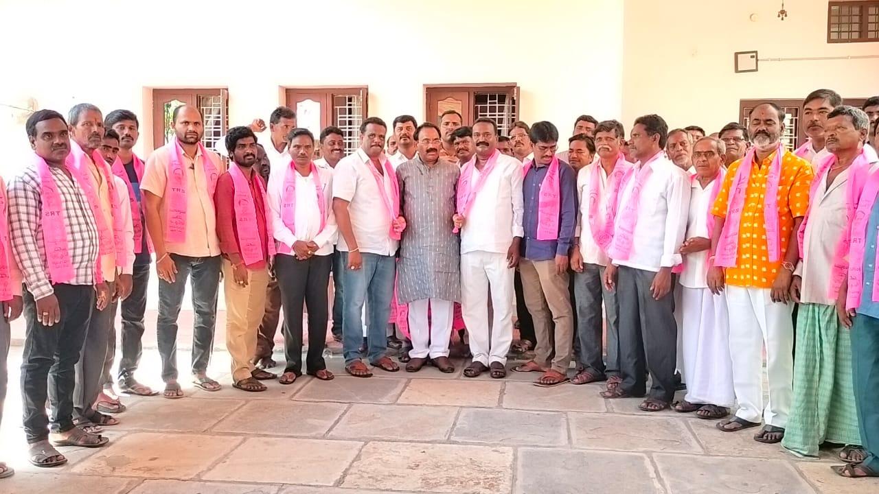 కూసుకుంట్ల సమక్షంలో టీఆర్ఎస్లో చేరిన పద్మశాలీలు కూసుకుంట్ల సమక్షంలో టీఆర్ఎస్లో చేరిన పద్మశాలీలు