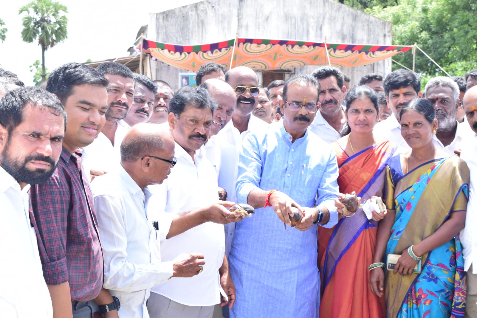ఆధునిక తాటి వంగడాలతో సత్వర లాభాలు: ఎమ్మెల్యే పైళ్ల, మాజీ ఎంపీ బూర ఆధునిక తాటి వంగడాలతో సత్వర లాభాలు: ఎమ్మెల్యే పైళ్ల, మాజీ ఎంపీ బూర