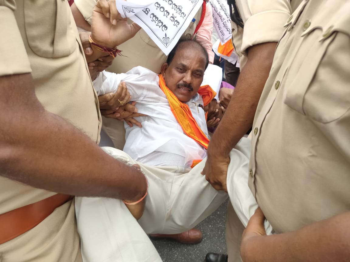 నాగార్జునసాగర్ ఎడమ కాలువ గండి పూడ్చండి: బీజేపీ ధర్నా.. అరెస్టులు నాగార్జునసాగర్ ఎడమ కాలువ గండి పూడ్చండి: బీజేపీ ధర్నా.. అరెస్టులు