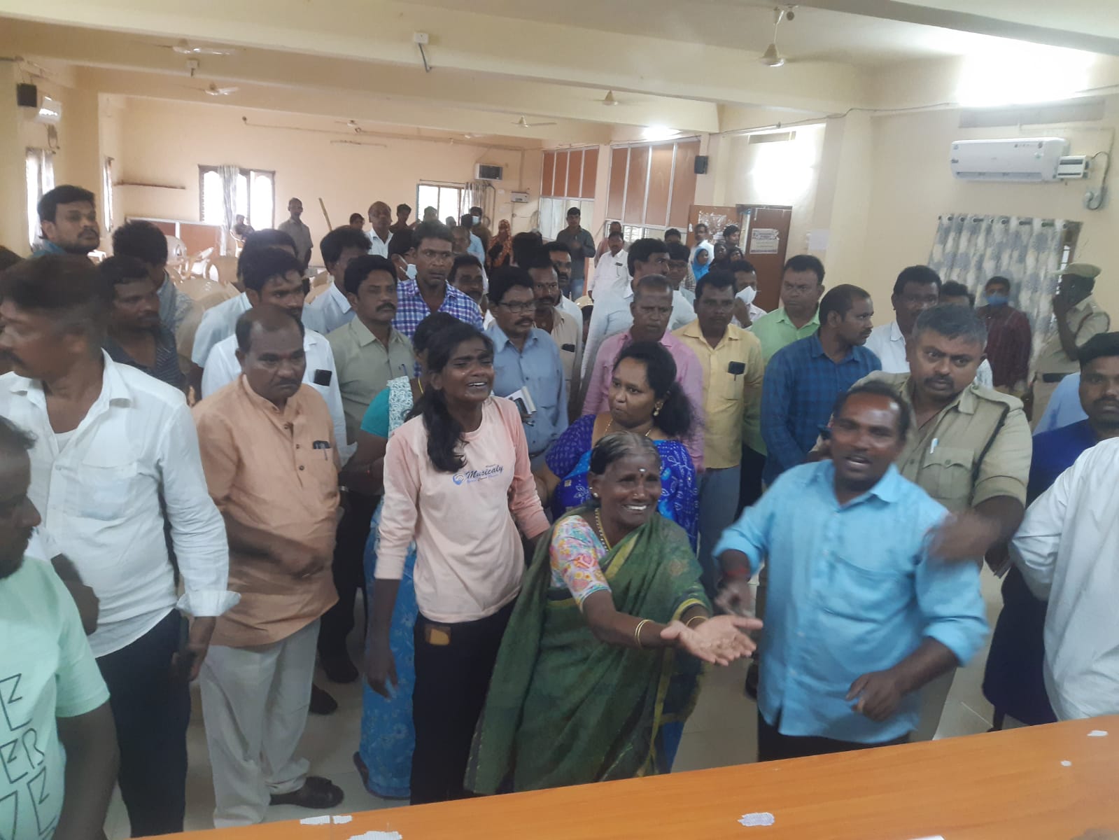 సూర్యాపేట కలెక్టరేట్లో కలకలం.. పెట్రోల్ పోసుకుని నలుగురు ఆత్మహత్యాయత్నం సూర్యాపేట కలెక్టరేట్లో కలకలం.. పెట్రోల్ పోసుకుని నలుగురు ఆత్మహత్యాయత్నం
