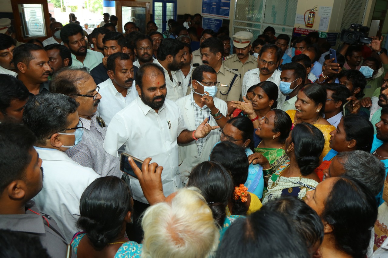 గర్భిణీ మృతి ఘటనపై విచారణ.. డీఎంఈ, ఎమ్మెల్యేల నిలదీత గర్భిణీ మృతి ఘటనపై విచారణ.. డీఎంఈ, ఎమ్మెల్యేల నిలదీత