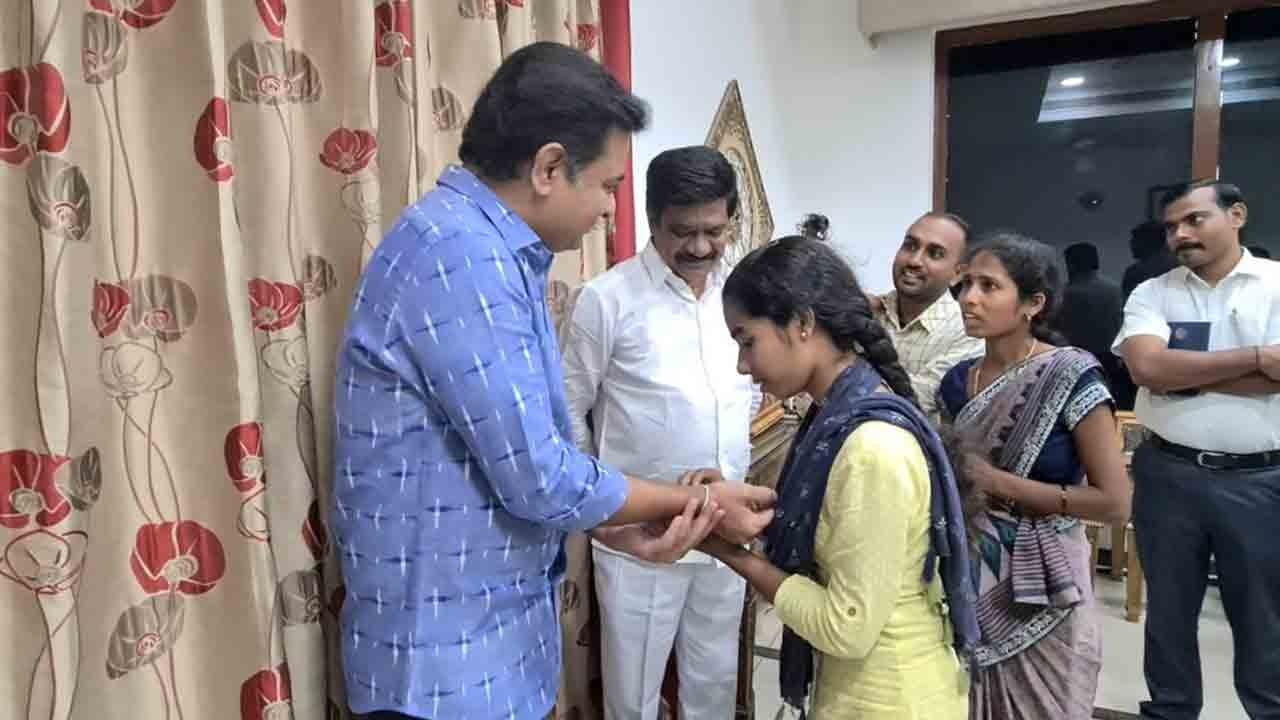 వెండి రాఖీ చేయించిన రచన.. మంత్రి కేటీఆర్ భావోద్వేగం వెండి రాఖీ చేయించిన రచన.. మంత్రి కేటీఆర్ భావోద్వేగం