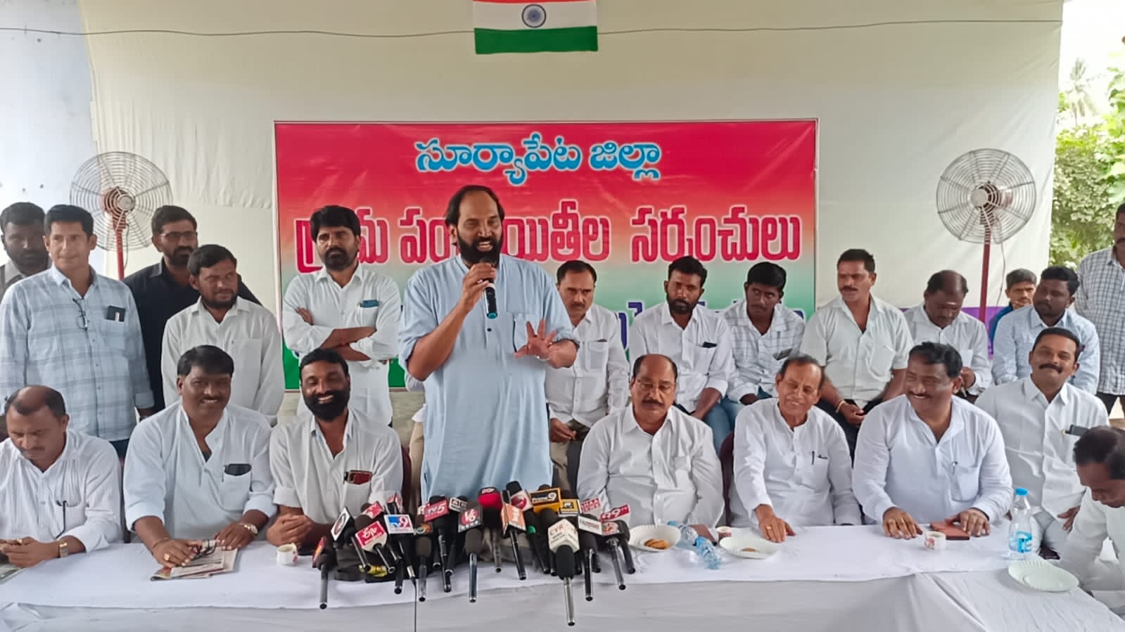 సర్పంచుల రక్తం పిలుస్తున్న టీఆర్ఎస్: ఎంపీ ఉత్తమ్ ఘాటు వ్యాఖ్యలు సర్పంచుల రక్తం పిలుస్తున్న టీఆర్ఎస్: ఎంపీ ఉత్తమ్ ఘాటు వ్యాఖ్యలు