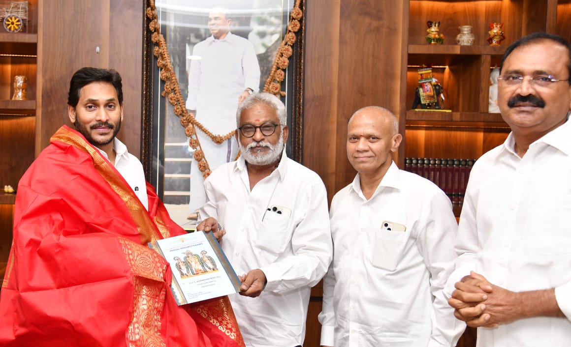 సీఎం జగన్ను కలిసిన టీటీడీ చైర్మన్ సీఎం జగన్ను కలిసిన టీటీడీ చైర్మన్