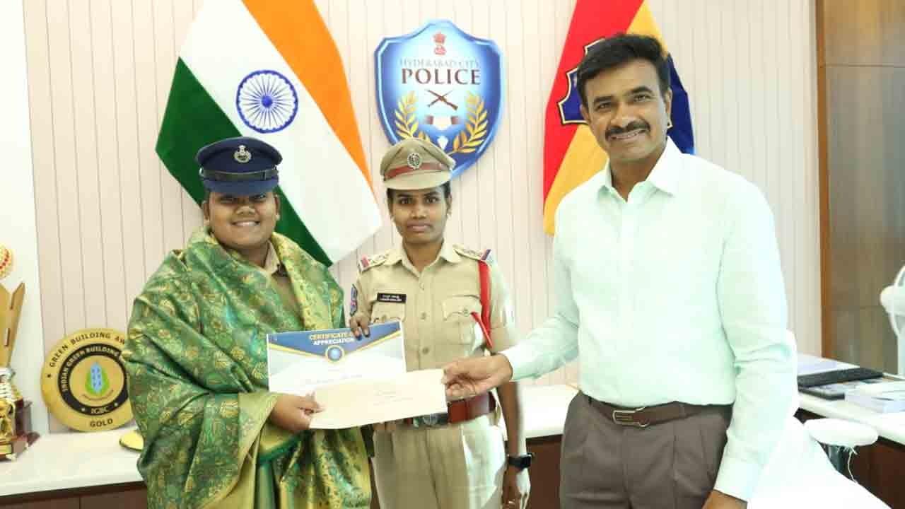 శభాష్ నవీన.. ప్రశంసల వర్షం కురిపించిన CP సీవీ ఆనంద్ శభాష్ నవీన.. ప్రశంసల వర్షం కురిపించిన CP సీవీ ఆనంద్