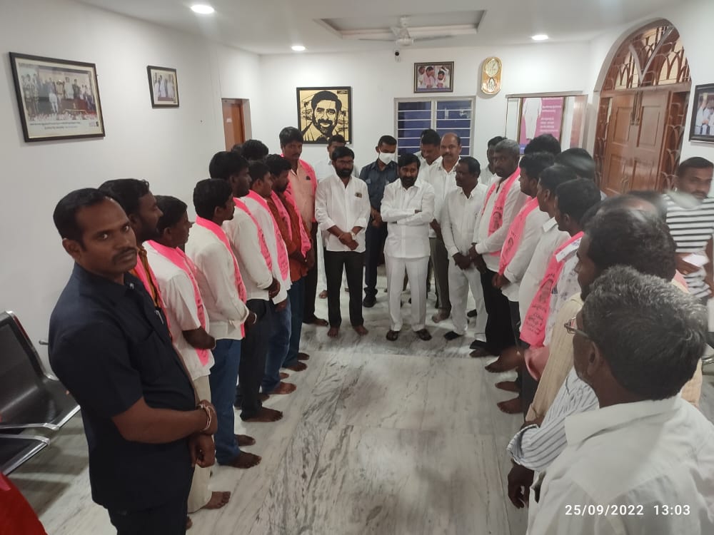మునుగోడు: ఇప్పర్తిలో కాంగ్రెస్, బీజేపీలకు ఎదురుదెబ్బ.. TRSలోకి భారీగా వలసలు మునుగోడు: ఇప్పర్తిలో కాంగ్రెస్, బీజేపీలకు ఎదురుదెబ్బ.. TRSలోకి భారీగా వలసలు