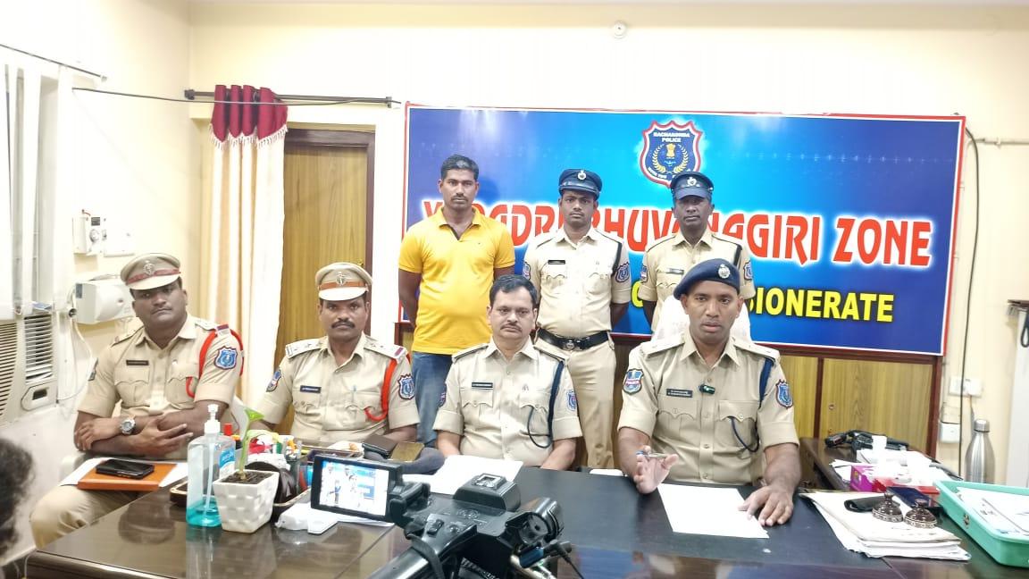 భర్తను చంపి ప్రమాదంగా చిత్రీకరించి.. ప్రియుడితో కలిసి ఘాతుకం భర్తను చంపి ప్రమాదంగా చిత్రీకరించి.. ప్రియుడితో కలిసి ఘాతుకం