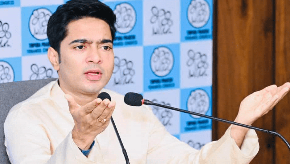 ఎయిర్పోర్టులో టీఎంసీ నేత అభిషేక్ బంధువును అడ్డుకున్న ఈడీ ఎయిర్పోర్టులో టీఎంసీ నేత అభిషేక్ బంధువును అడ్డుకున్న ఈడీ