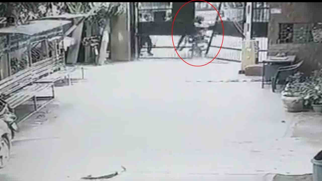 బైక్ దొంగలకు చుక్కలు చూపించిన సెక్యూరిటీ గార్డు.. వీడియో బైక్ దొంగలకు చుక్కలు చూపించిన సెక్యూరిటీ గార్డు.. వీడియో