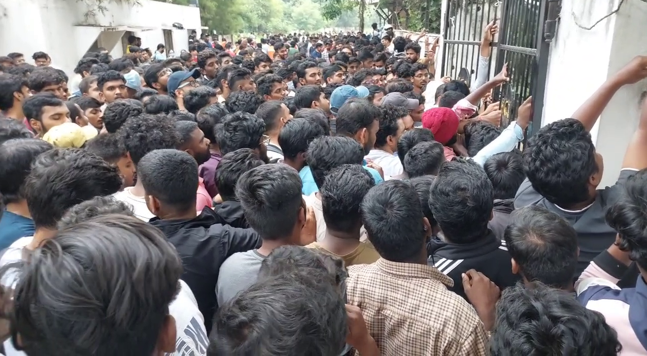 ఉప్పల్ భారత్-ఆసీస్ మ్యాచ్: టికెట్ల కోసం ఎగబడ్డ జనం.. ఫ్యాన్స్ ఆందోళన(Video) ఉప్పల్ భారత్-ఆసీస్ మ్యాచ్: టికెట్ల కోసం ఎగబడ్డ జనం.. ఫ్యాన్స్ ఆందోళన(Video)