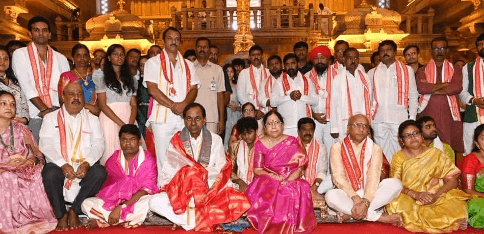 యాదాద్రి లక్ష్మీనరసింహ స్వామిని దర్శించుకున్న సీఎం కేసీఆర్.. కిలో బంగారం చెక్కు అందజేత యాదాద్రి లక్ష్మీనరసింహ స్వామిని దర్శించుకున్న సీఎం కేసీఆర్.. కిలో బంగారం చెక్కు అందజేత