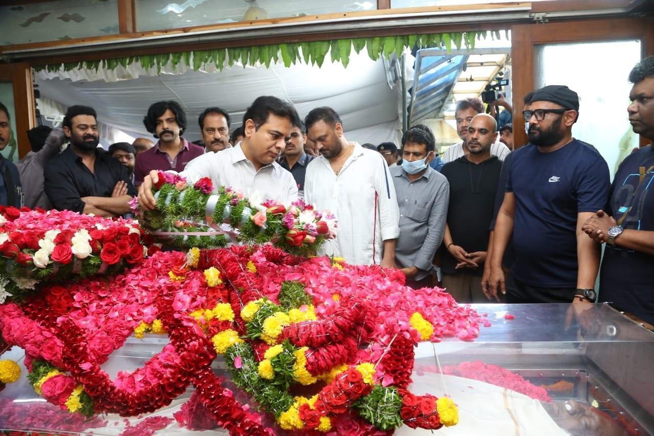 అధికార లాంఛనాలతో కృష్ణంరాజు అంత్యక్రియలు: సీఎం కేసీఆర్ అధికార లాంఛనాలతో కృష్ణంరాజు అంత్యక్రియలు: సీఎం కేసీఆర్