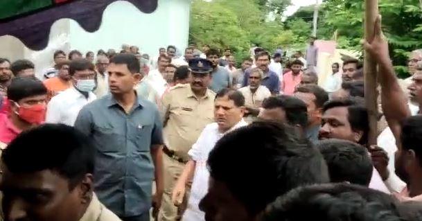 ఎమ్మెల్యే భాస్కరరావుకు చేదు అనుభవం.. అడ్డుకున్న వీఆర్ఏలు ఎమ్మెల్యే భాస్కరరావుకు చేదు అనుభవం.. అడ్డుకున్న వీఆర్ఏలు