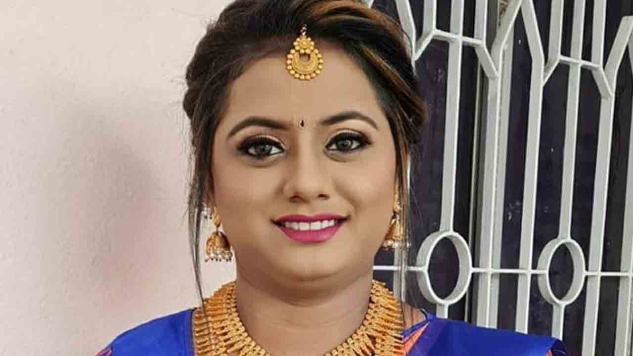 ఒక్కసారిగా లిఫ్ట్ కిందికి.. డోర్ల మధ్య ఇరుక్కుని టీచర్ మృతి ఒక్కసారిగా లిఫ్ట్ కిందికి.. డోర్ల మధ్య ఇరుక్కుని టీచర్ మృతి