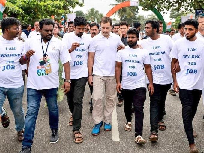 దేశంలో 42% నిరుద్యోగం.. భారత్ భవిష్యత్తు సురక్షితంగా ఉన్నట్లా?: రాహుల్ దేశంలో 42% నిరుద్యోగం.. భారత్ భవిష్యత్తు సురక్షితంగా ఉన్నట్లా?: రాహుల్