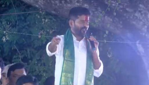 ఒకప్పుడు చంద్రబాబూ కాంగ్రెస్ మనిషే: రేవంత్ రెడ్డి ఒకప్పుడు చంద్రబాబూ కాంగ్రెస్ మనిషే: రేవంత్ రెడ్డి