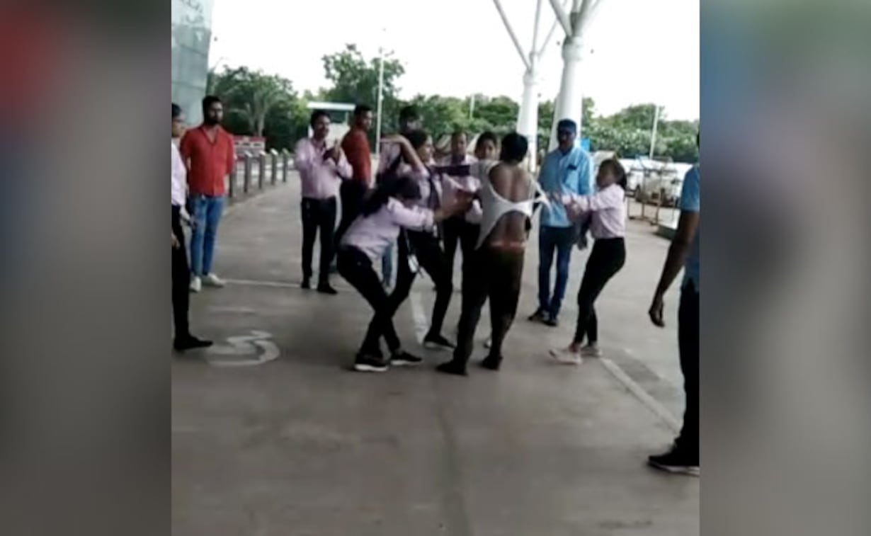 బట్టలు చిరిగేలా ఆటో డ్రైవర్ను కొట్టిన మహిళలు.. వీడియో బట్టలు చిరిగేలా ఆటో డ్రైవర్ను కొట్టిన మహిళలు.. వీడియో