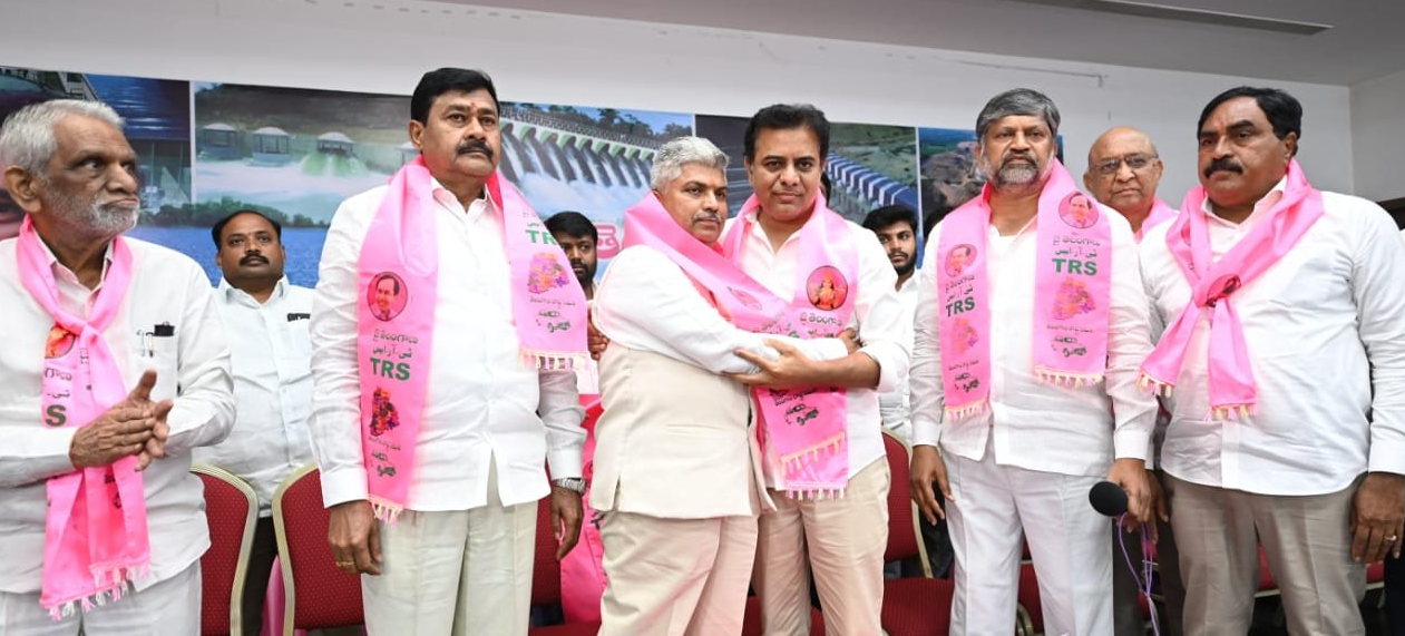 బ్రేకింగ్: టీఆర్ఎస్లో చేరిన రాపోలు ఆనందభాస్కర్ బ్రేకింగ్: టీఆర్ఎస్లో చేరిన రాపోలు ఆనందభాస్కర్