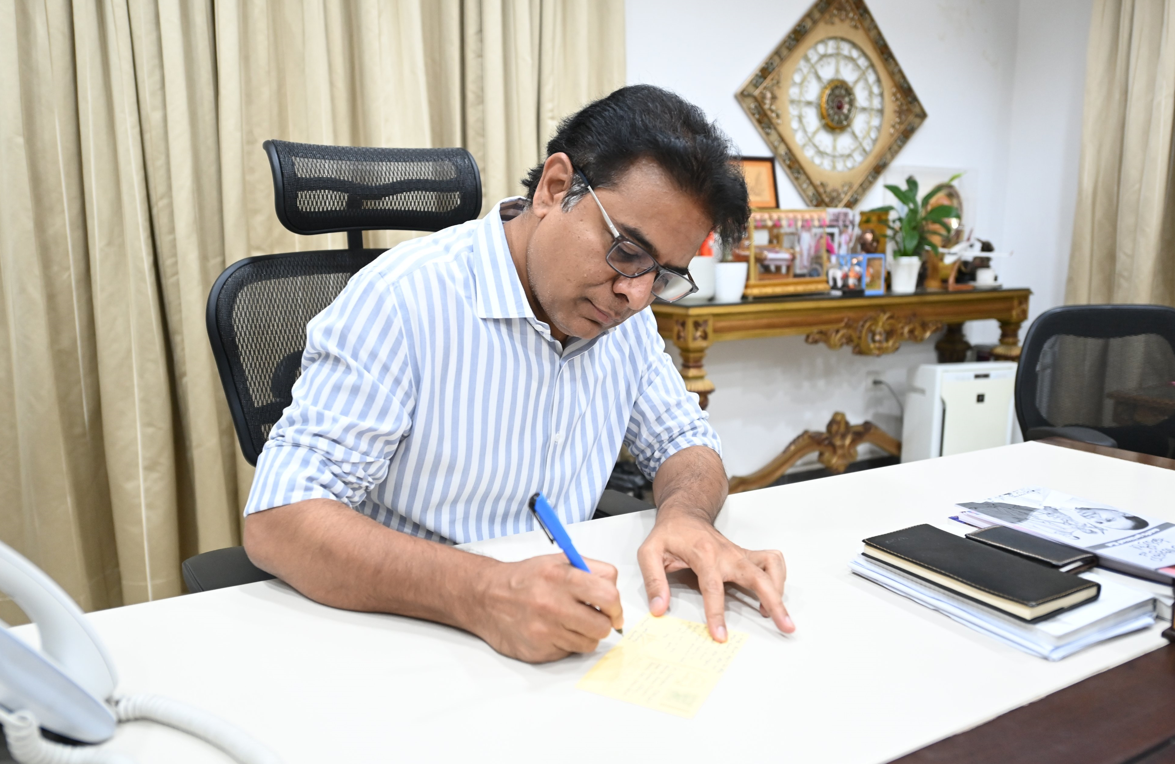 ప్రధాని నరేంద్ర మోడీకి.. పోస్ట్ కార్డు రాసిన మంత్రి కేటీఆర్ ప్రధాని నరేంద్ర మోడీకి.. పోస్ట్ కార్డు రాసిన మంత్రి కేటీఆర్