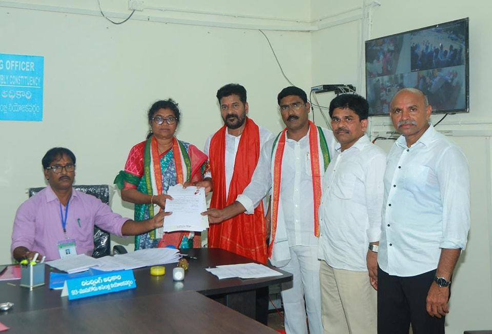 కార్యకర్తలు ప్రాణాలు వదిలారు తప్పా కాంగ్రెస్ జెండా వదలలే.. పాల్వాయి స్రవంతి నామినేషన్ కార్యకర్తలు ప్రాణాలు వదిలారు తప్పా కాంగ్రెస్ జెండా వదలలే.. పాల్వాయి స్రవంతి నామినేషన్