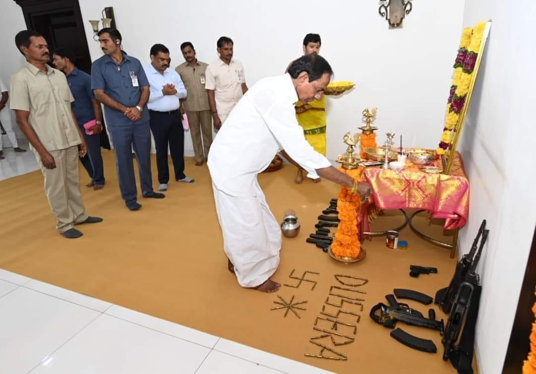 ప్రగతిభవన్లో సీఎం కేసీఆర్ ప్రత్యేక పూజలు.. ఆయుధ పూజ ప్రగతిభవన్లో సీఎం కేసీఆర్ ప్రత్యేక పూజలు.. ఆయుధ పూజ