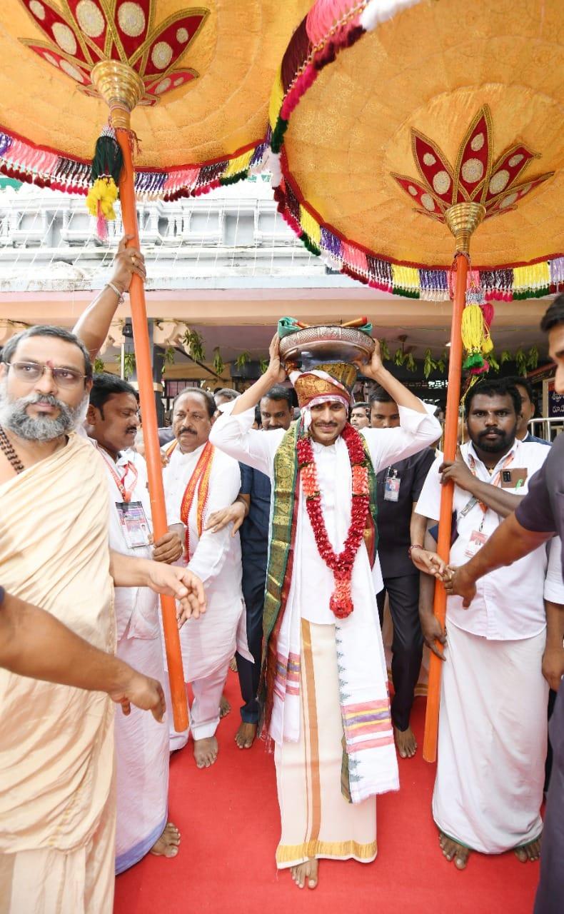 దుర్గమ్మకు పట్టువస్త్రాలు సమర్పించిన సీఎం జగన్ దుర్గమ్మకు పట్టువస్త్రాలు సమర్పించిన సీఎం జగన్