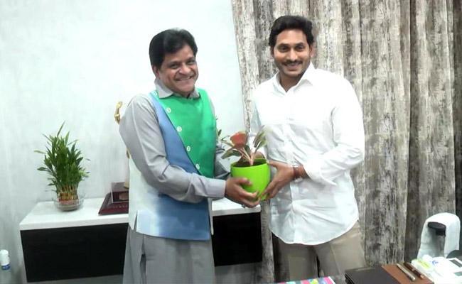 పాపం అలీ.. కుడితిలో పడ్డ ఎలుకలా పరిస్థితి! పాపం అలీ.. కుడితిలో పడ్డ ఎలుకలా పరిస్థితి!