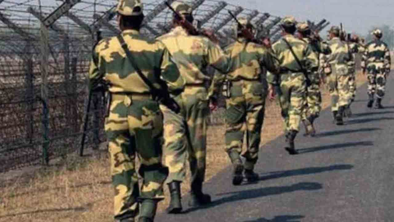 సరిహద్దుల్లో డ్రోన్లు.. కాల్పులు జరిపిన BSF జవాన్లు సరిహద్దుల్లో డ్రోన్లు.. కాల్పులు జరిపిన BSF జవాన్లు