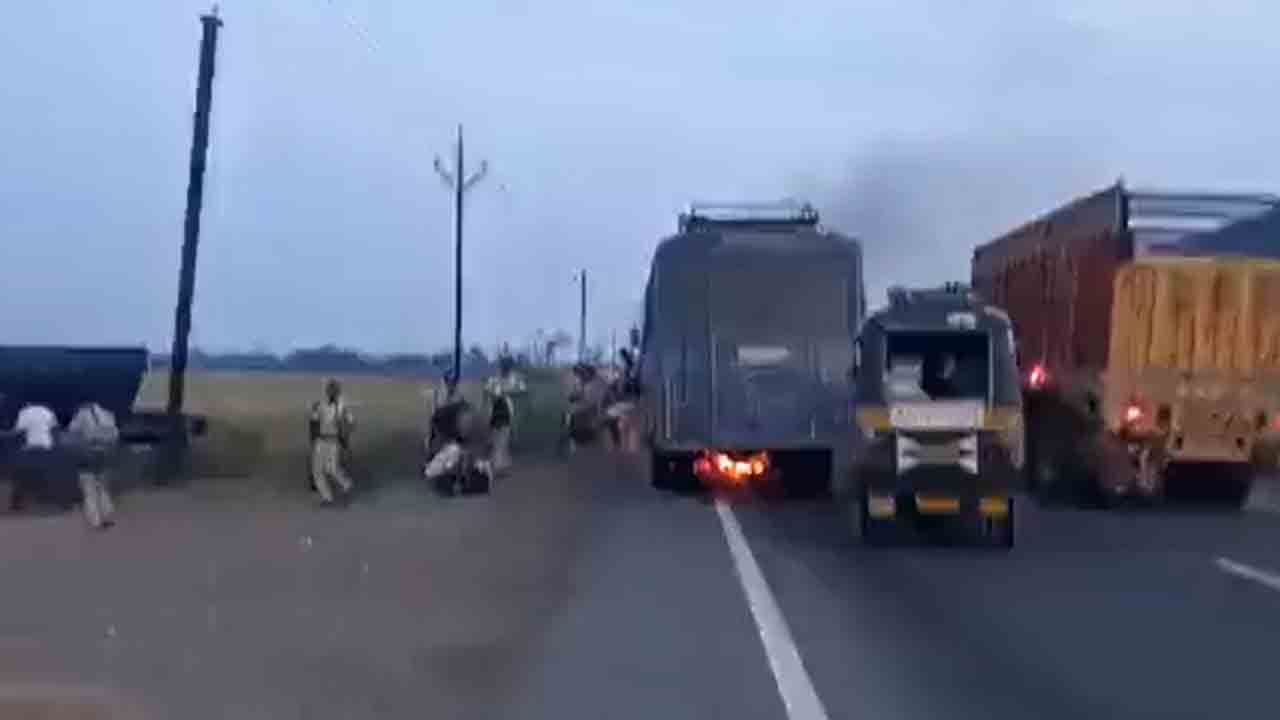 బైక్ను ఈడ్చుక్కెళ్లిన పోలీసు బస్సు.. మంటల్లో యువకుడు సజీవదహనం.. వీడియో బైక్ను ఈడ్చుక్కెళ్లిన పోలీసు బస్సు.. మంటల్లో యువకుడు సజీవదహనం.. వీడియో