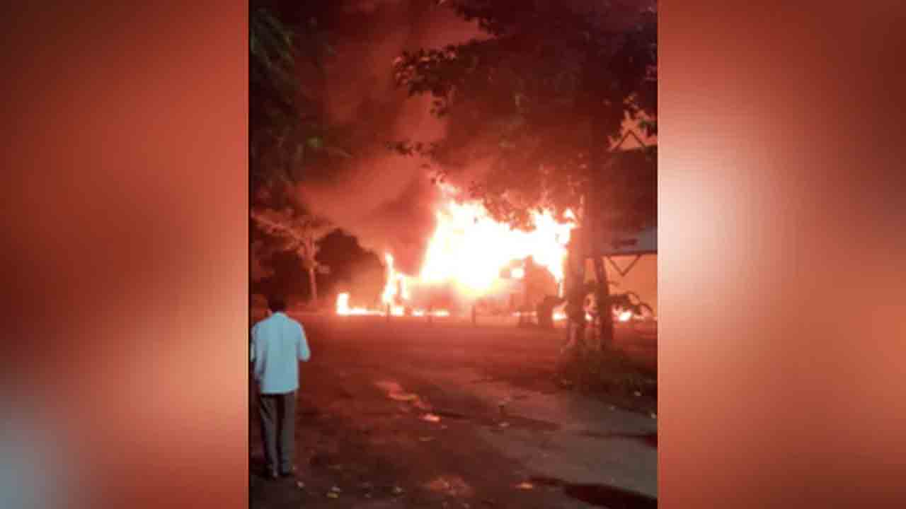 ఘోర రోడ్డుప్రమాదం: బస్సులో మంటలు.. 14 మంది సజీవదహనం ఘోర రోడ్డుప్రమాదం: బస్సులో మంటలు.. 14 మంది సజీవదహనం