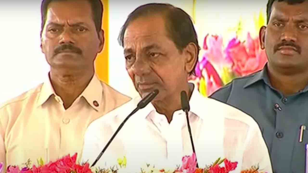 మరగుజ్జులు మహాత్ములు కాలేరు : సీఎం కేసీఆర్ మరగుజ్జులు మహాత్ములు కాలేరు : సీఎం కేసీఆర్
