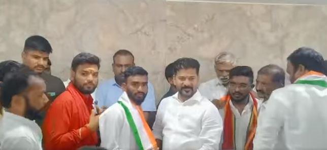 రేవంత్ సమక్షంలో కాంగ్రెస్లో చేరిన సరూర్నగర్ టీఆర్ఎస్ నేతలు రేవంత్ సమక్షంలో కాంగ్రెస్లో చేరిన సరూర్నగర్ టీఆర్ఎస్ నేతలు