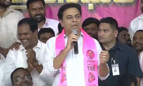 ఇక్కడ్నేమో గుండ్లు.. అక్కడ్నేమో బోర్డులు: మంత్రి కేటీఆర్ ఇక్కడ్నేమో గుండ్లు.. అక్కడ్నేమో బోర్డులు: మంత్రి కేటీఆర్