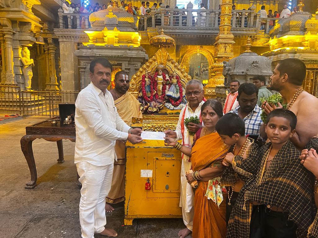 యాదగిరి నృసింహుడికి.. ఓ భక్తుడు భూరి విరాళం యాదగిరి నృసింహుడికి.. ఓ భక్తుడు భూరి విరాళం