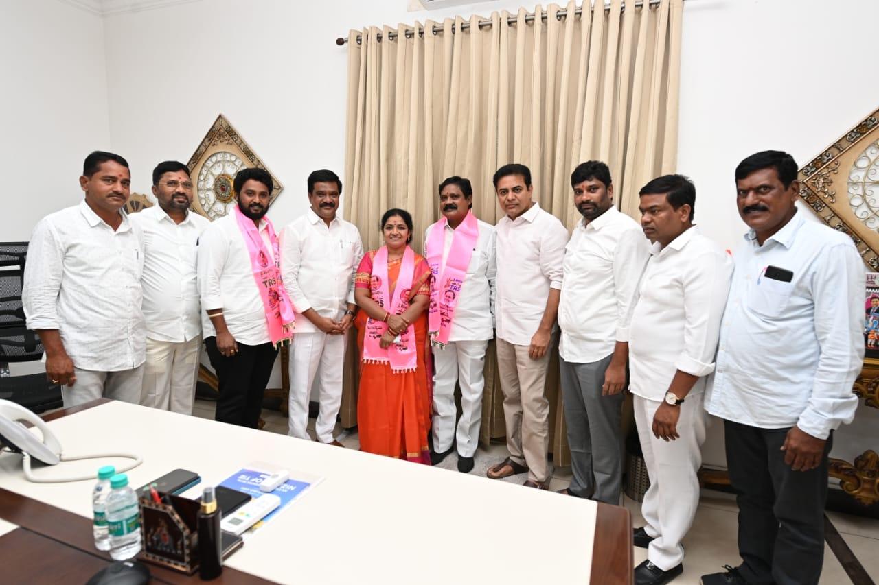 మళ్లీ గులాబీ గూటికి నల్లాల ఓదెలు దంపతులు మళ్లీ గులాబీ గూటికి నల్లాల ఓదెలు దంపతులు