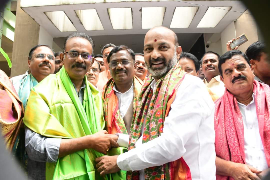 మాజీ ఎంపీ బూర నర్సయ్య గౌడ్ ఇంటికి బండి సంజయ్ మాజీ ఎంపీ బూర నర్సయ్య గౌడ్ ఇంటికి బండి సంజయ్