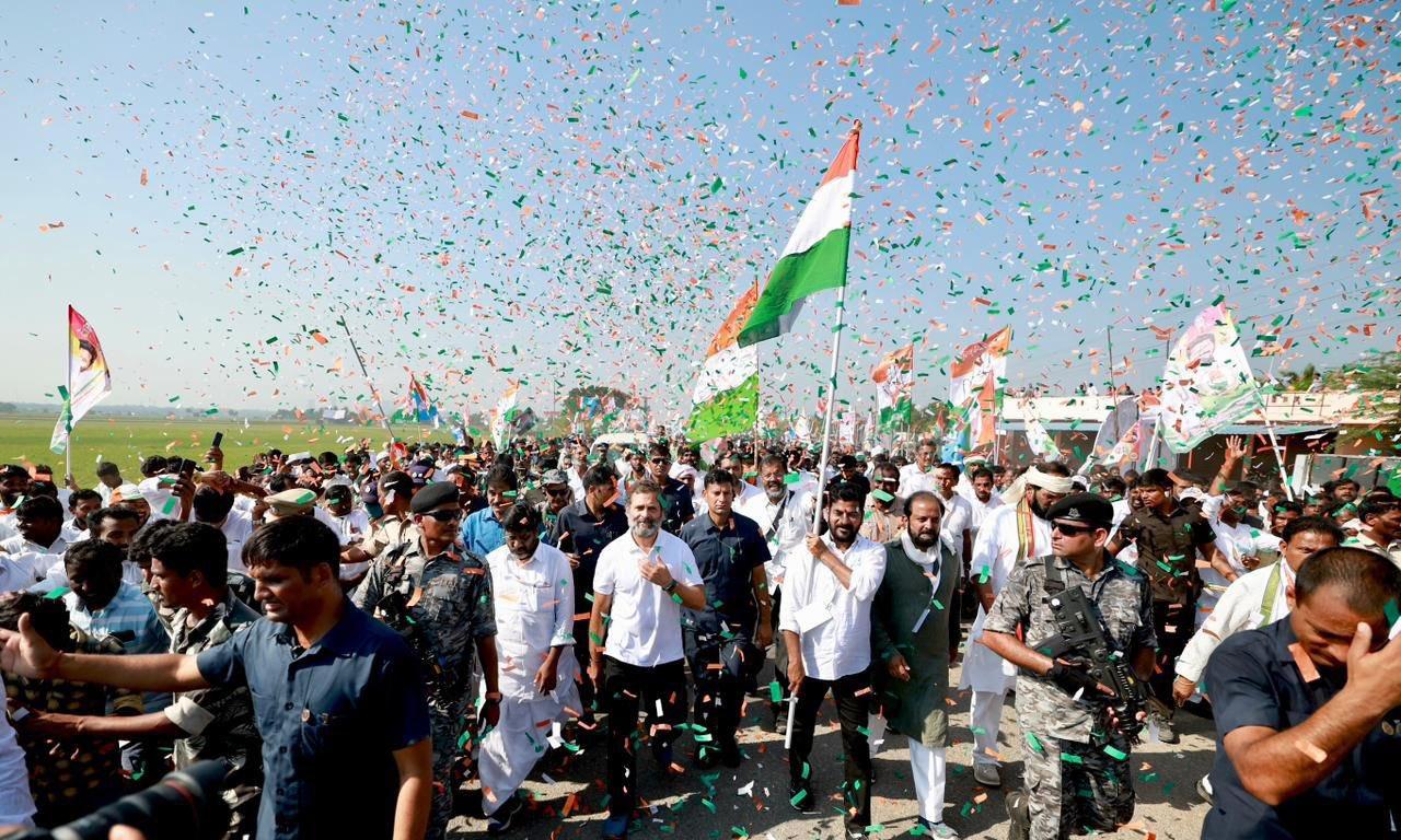 తెలంగాణలో భారత్ జోడో యాత్రకు బ్రేక్: ఢిల్లీకి బయలుదేరిన రాహుల్ గాంధీ తెలంగాణలో భారత్ జోడో యాత్రకు బ్రేక్: ఢిల్లీకి బయలుదేరిన రాహుల్ గాంధీ