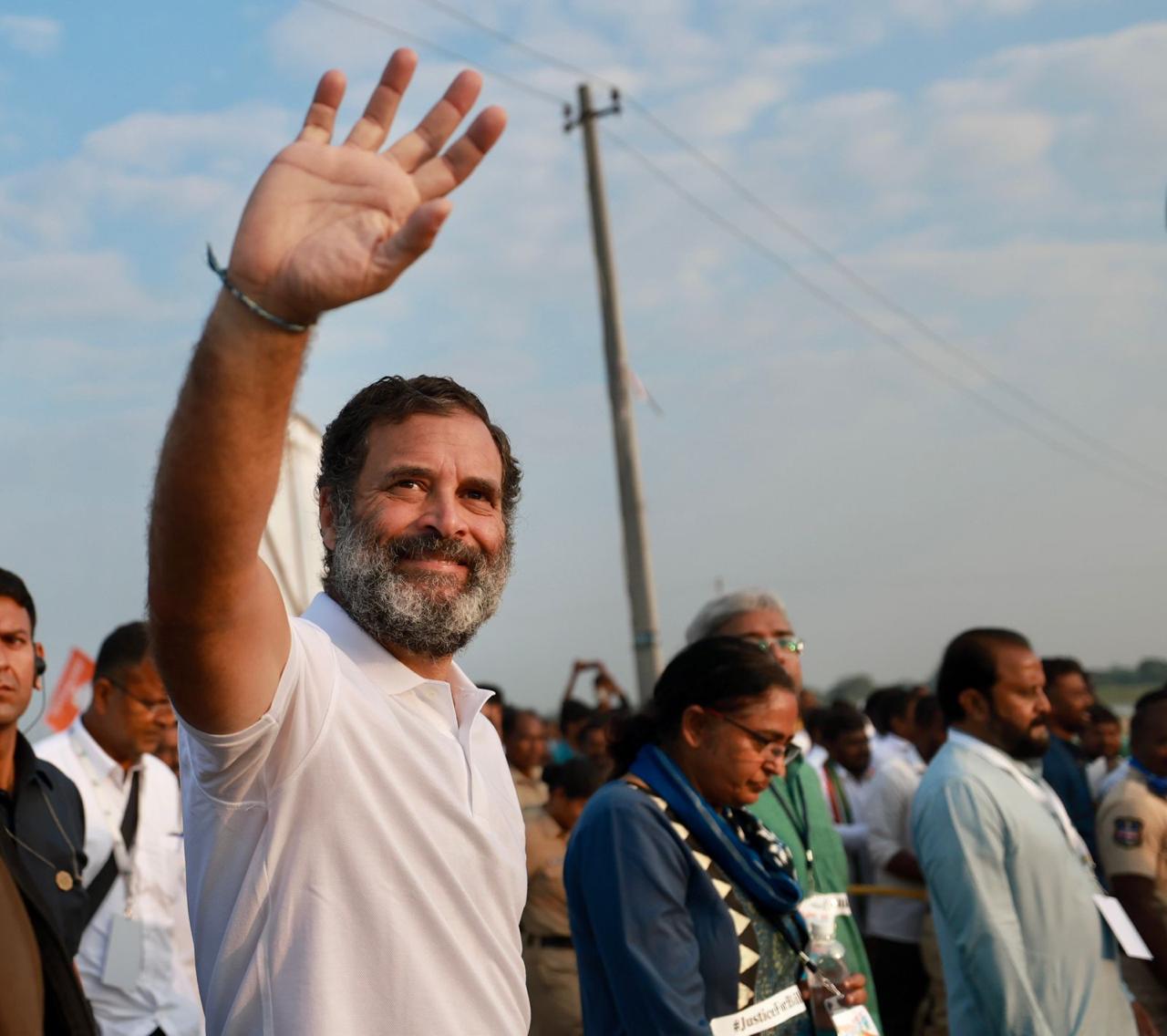 తెలంగాణ: రాహుల్ గాంధీ రెండో రోజు పాదయాత్ర ప్రారంభం తెలంగాణ: రాహుల్ గాంధీ రెండో రోజు పాదయాత్ర ప్రారంభం